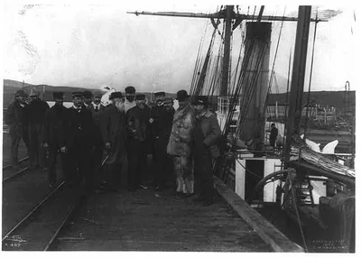 [Harriman Expedition personnel posed on dock in Alaska], 1899