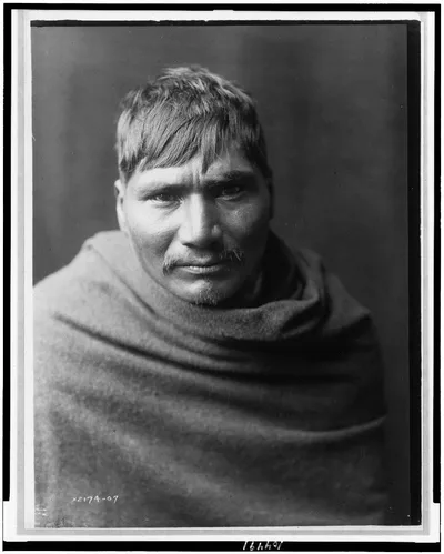 [Yaqui man, head-and-shoulders portrait, facing front], Arizona, 1907