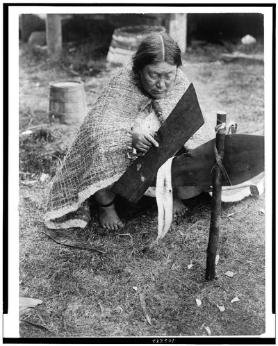 [Preparing cedar bark--Nakoaktok], 1914