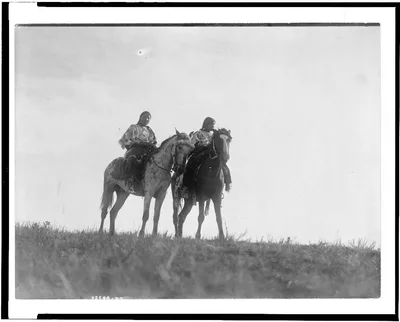Ogalala[sic] girls, 1907