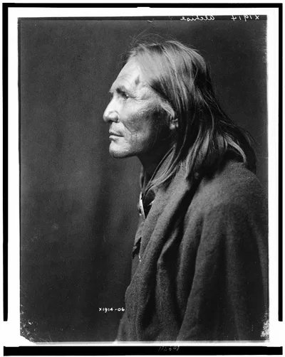 [Alchise, Apache Indian, half-length portrait, left profile], 1906