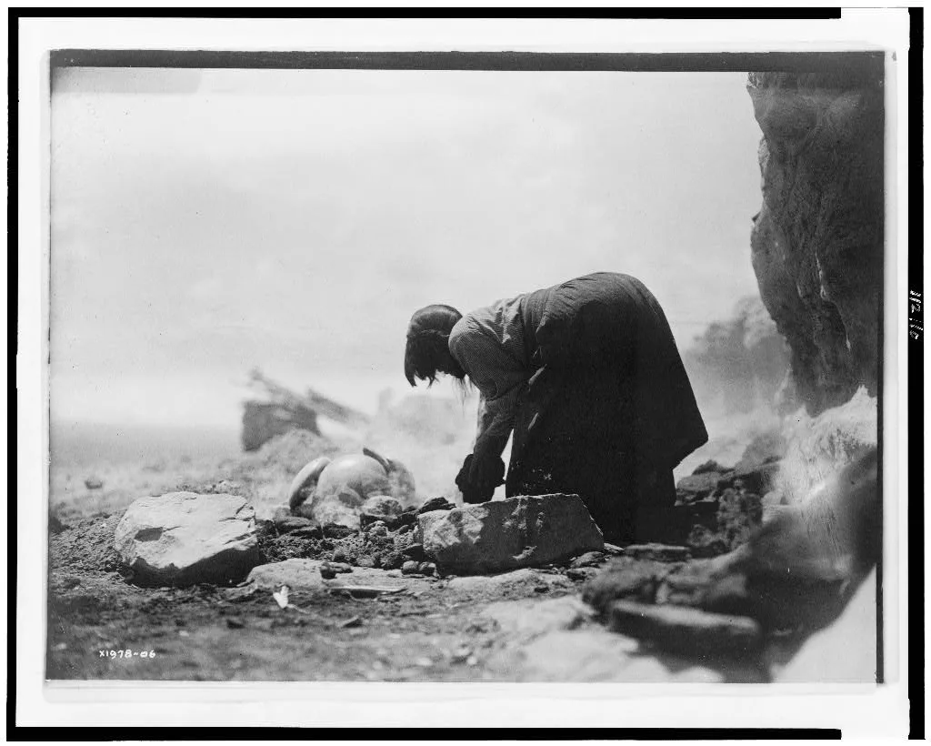 Potter building her kiln, Arizona, 1906