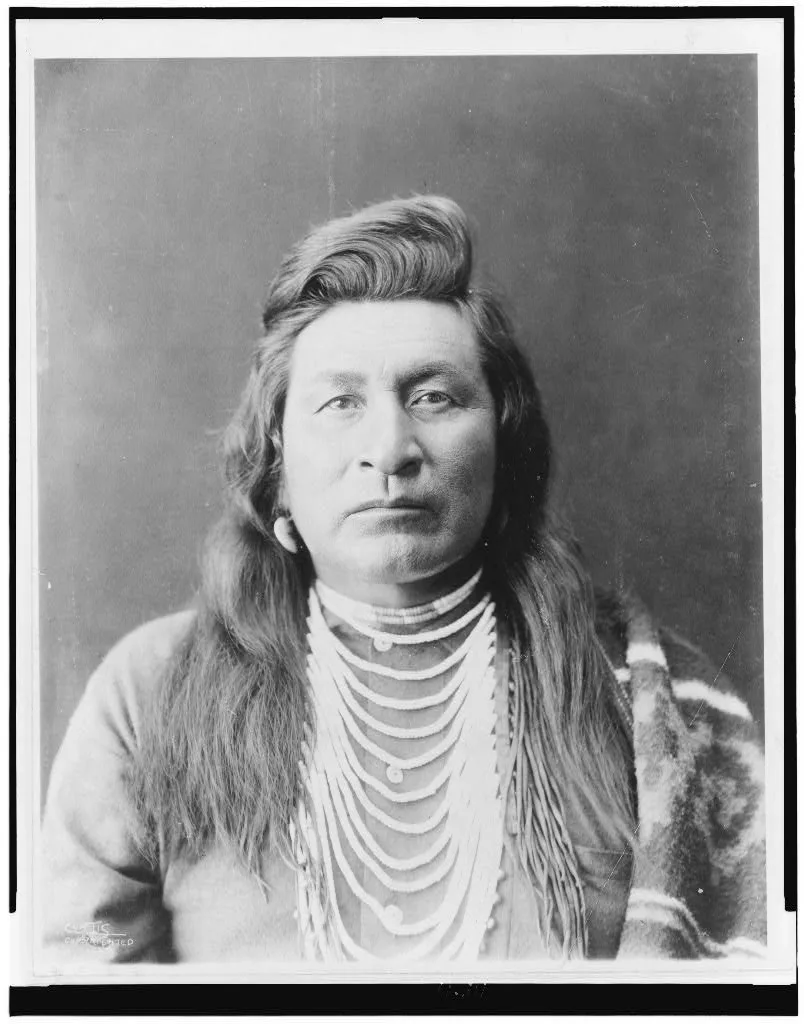 [Nez Percé man, head-and-shoulders portrait, facing front, wearing…, 1899