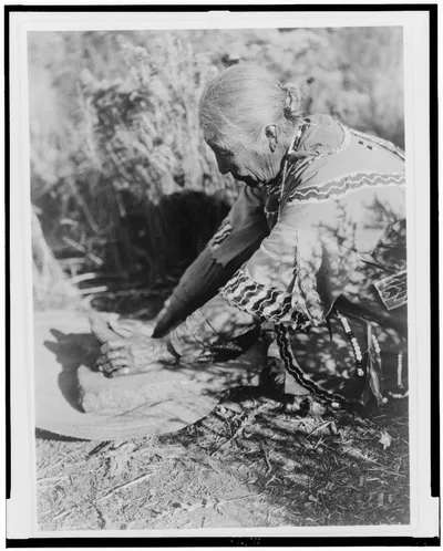Grinding wokas--Klamath, 1923