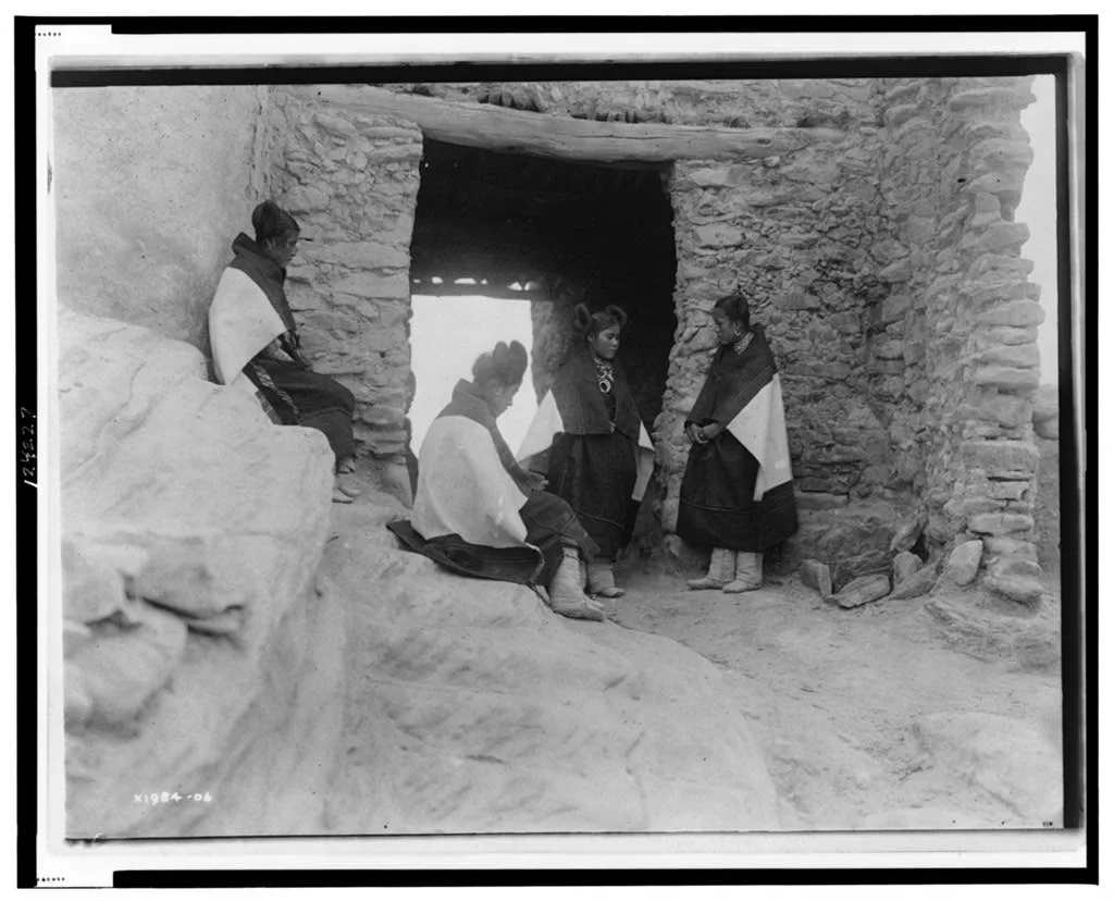 Modest maidens, 1906